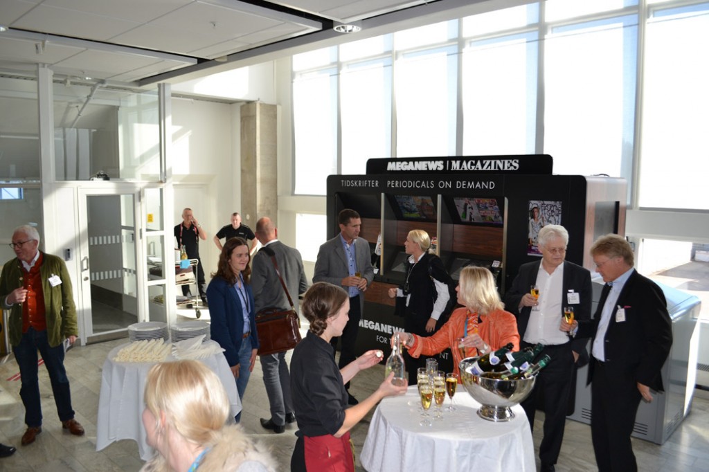 Opening event for Meganews Magazines takes place at Landvetter Airport. The automatic newsstand kiosk is now installed at Domestic Departures.